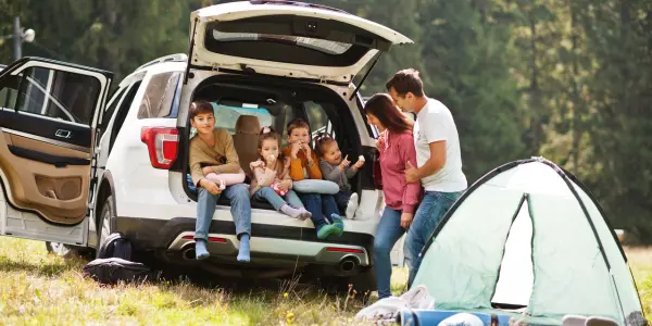 Familia en un coche familiar barato