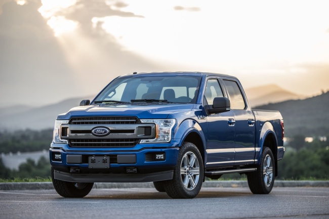 Coche pick-up Ford azul
